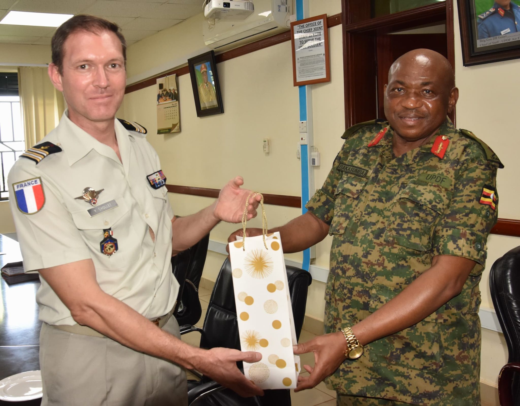 Maj-Gen-Jack-Bakasumba-r-CJS-receives-a-gift-from-Lt-Col-Yam-Chollet-French-Defence-Attache-2048x1600 (1)