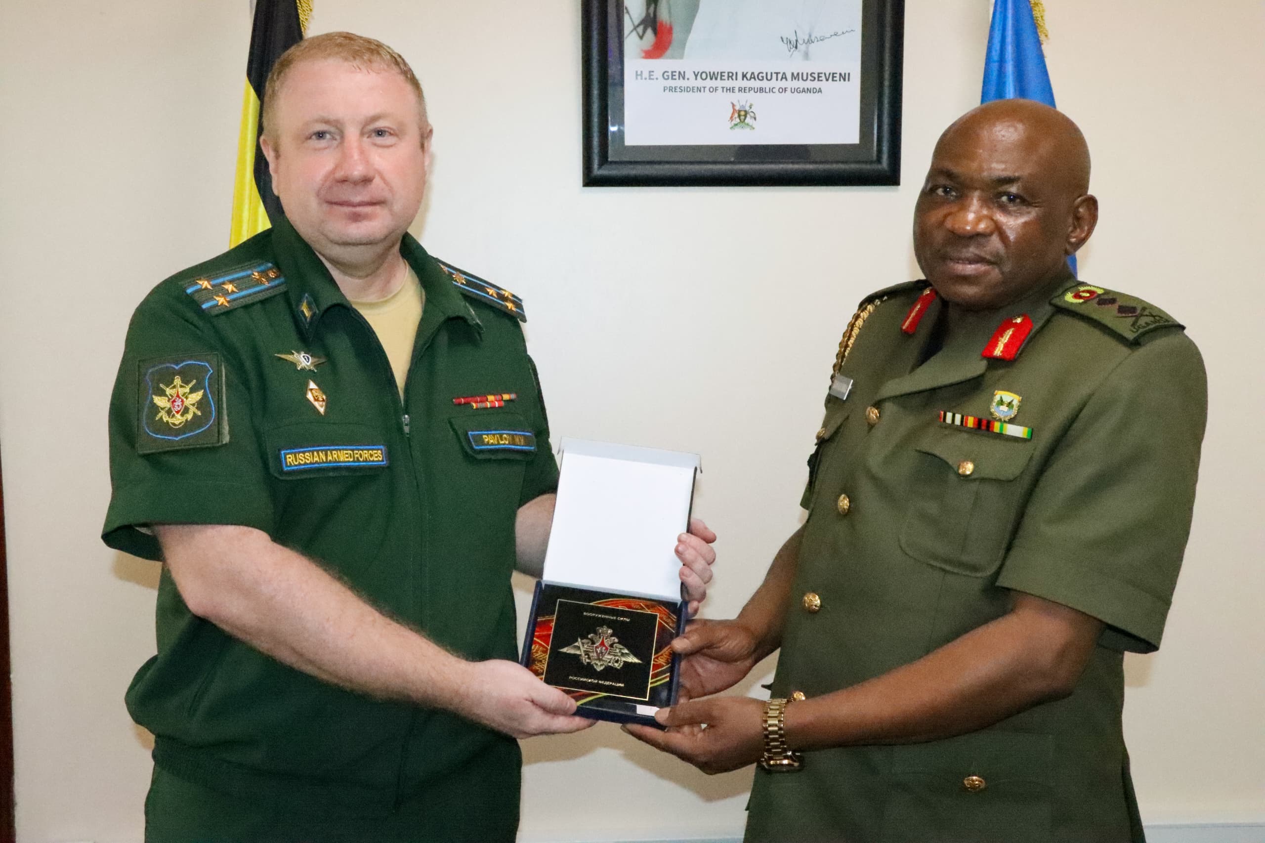 Maj-Gen-Jack-BakasumbaR-receiving-a-souvenir-from-Col-Nikolay-PavlovL