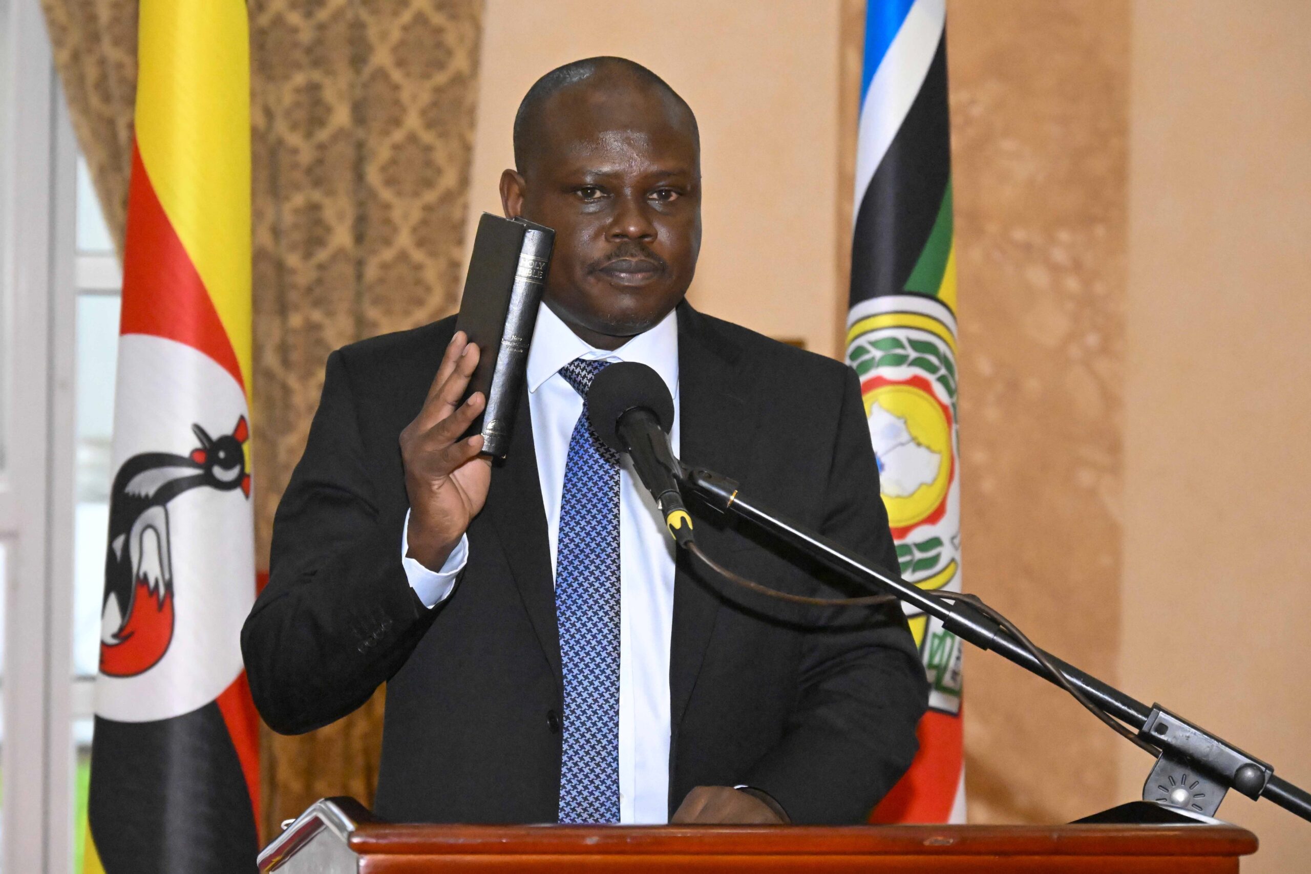 1-M7witnesses the swearing of the Auditor General CPA Edward Akol (1)