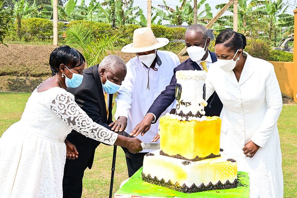 spaker tayebwa cut cake