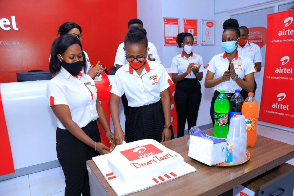 Airtel-Uganda-Wampewo-shop-staff-cut-a-cake-to-mark-the-beginning-of-the-Airtel-Customer-Service-Week-scaled (1)