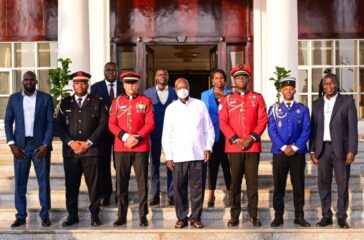 President-Museveni-poses-for-a-photo-with-Gabon-army-officers-who-have-just-concluded-studies-at-the-Junior-Staff-College-in-Jinja.-This-was-after-a-meeting-at-Entebbe-on-Monday.-Also-in-pho (1)