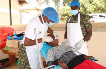 UPDF-dentist-extracting-patients-tooth-2048x1365 (1)