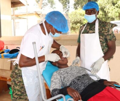 UPDF-dentist-extracting-patients-tooth-2048x1365 (1)