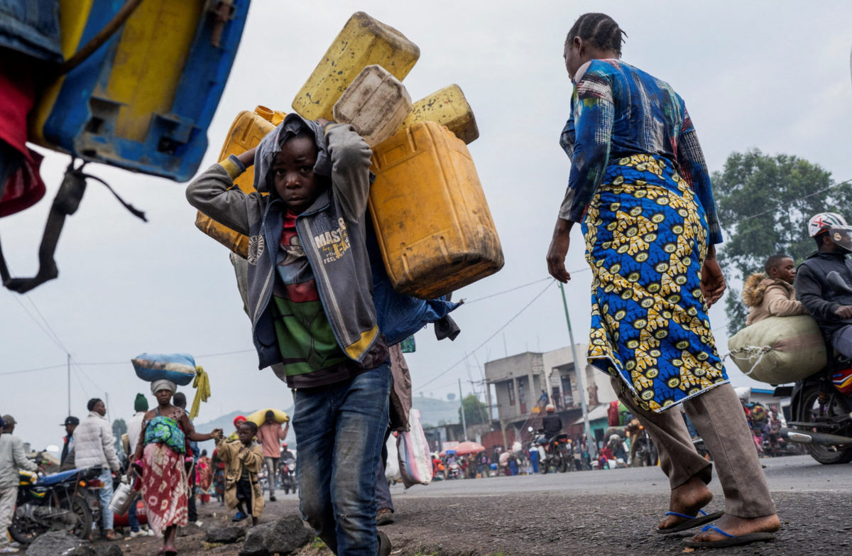 Internally displaced civilians from the camps in Munigi and Kibati, carry their belongings as they flee to Goma Internally displaced civilians from the camps in Munigi and Kibati, carry their belongings as they flee to Goma
