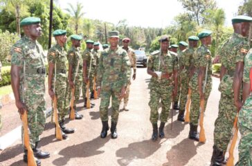 rwanda cdf Gen-Mubarakh-Muganga-RDF-CDS-Inspecting-a-guard-of-honour-at-SCSC-Kimaka-1