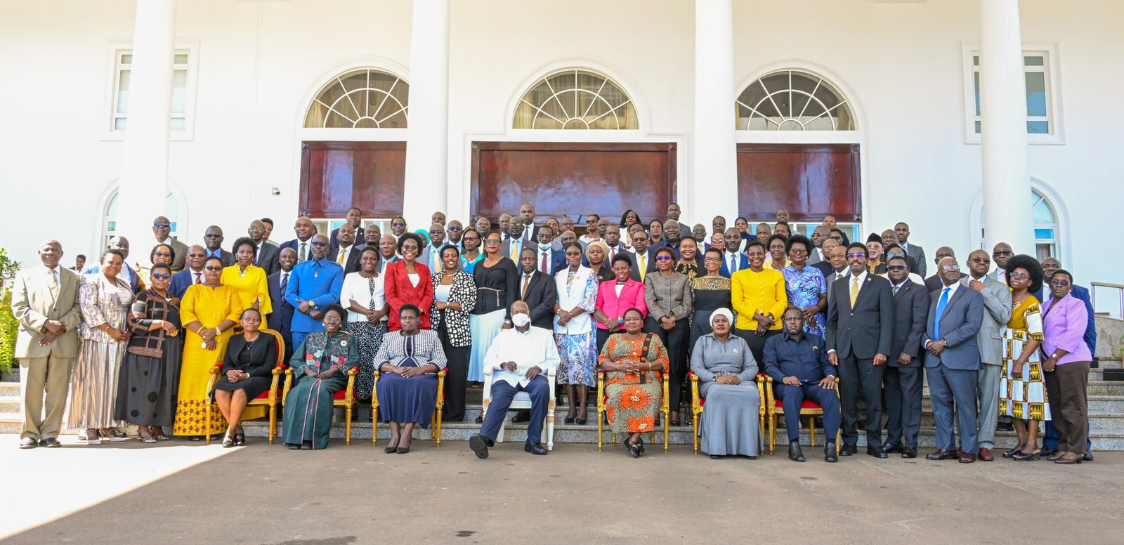 Museveni hosts luncheon for outgoing cabinet