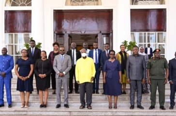President Museveni (C) poses for a photo with the CDC Director General of Africa Dr. Jean Kaseya (on his R) and his delegation during a meeting at State House Entebe on Friday. PPU Photo