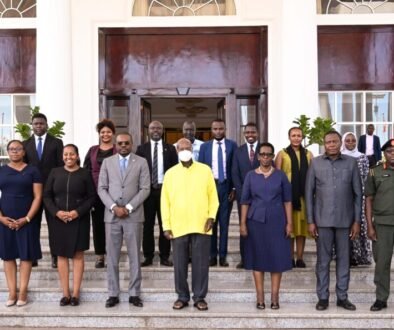 President Museveni (C) poses for a photo with the CDC Director General of Africa Dr. Jean Kaseya (on his R) and his delegation during a meeting at State House Entebe on Friday. PPU Photo