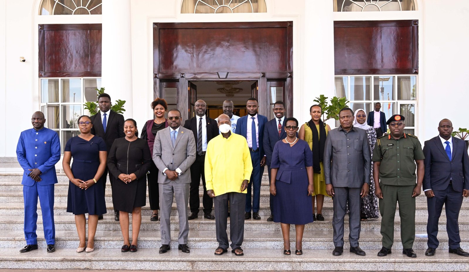 President Museveni (C) poses for a photo with the CDC Director General of Africa Dr. Jean Kaseya (on his R) and his delegation during a meeting at State House Entebe on Friday. PPU Photo
