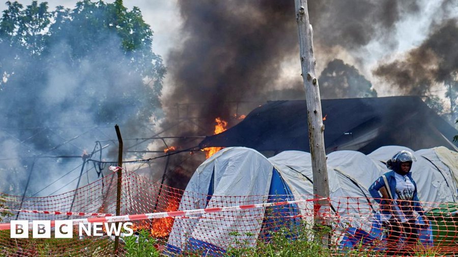 Angry mob burns ebola isolation tents